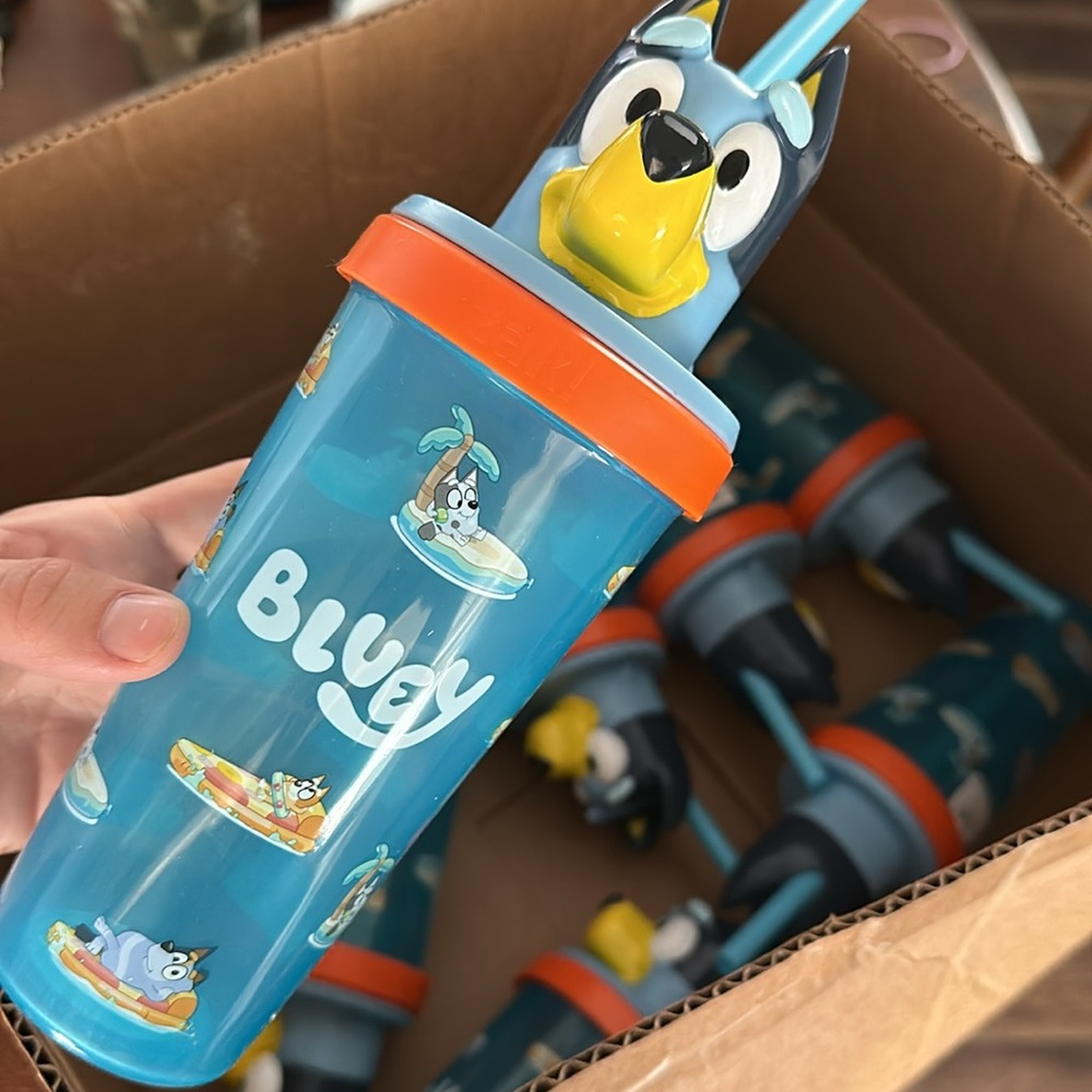 8 bluey zak cup party favors - Picture 2 of 3